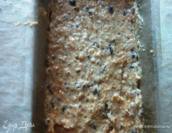 Выкладываем тесто в форму, смазанную маслом или выстеленную бумагой для выпечки и отправляем в духовку, разогретую до 180°С минут на 40. Готовность проверяется деревянной шпажкой, она должна быть почти сухой (полностью сухой она не сможет быть из-за шоколада и кураги).