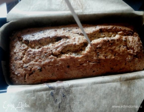 Готовый кекс протыкаем по всей поверхности деревянной шпажкой и аккуратно заливаем апельсиновым соком, даем пропитаться в течение 10-15 минут и достаем из формы.