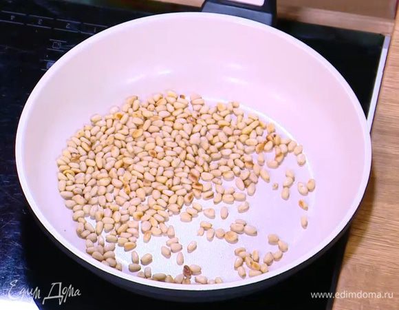 Кедровые орехи подсушить на разогретой сковороде.