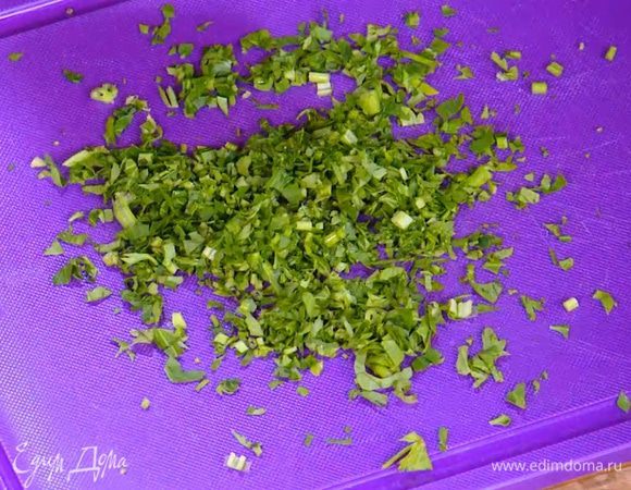 Петрушку мелко порубить.