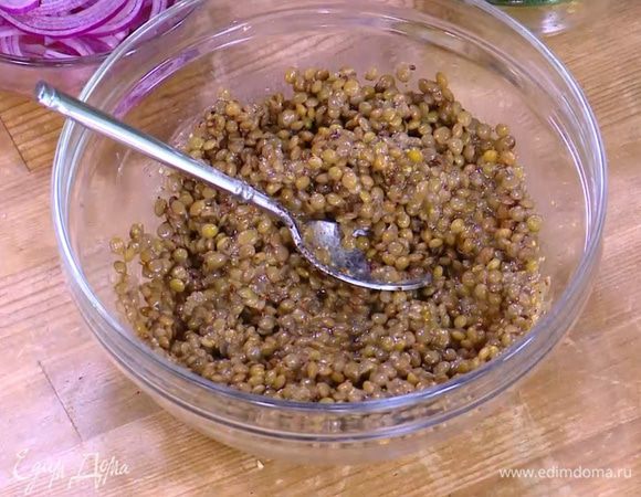 К готовой чечевице добавить заправку, все перемешать.