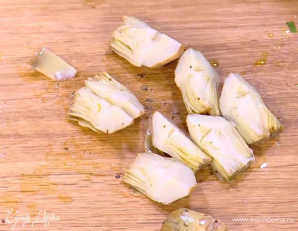 Артишоки разрезать на 4 части.