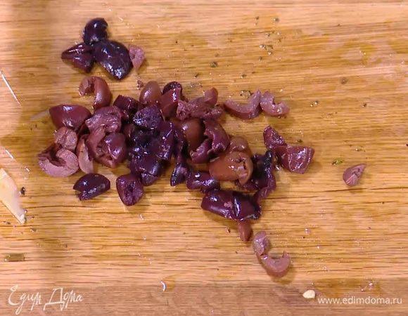Оливки мелко нарезать.