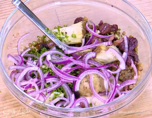 К чечевице добавить артишоки, оливки, измельченную петрушку и замаринованный лук.