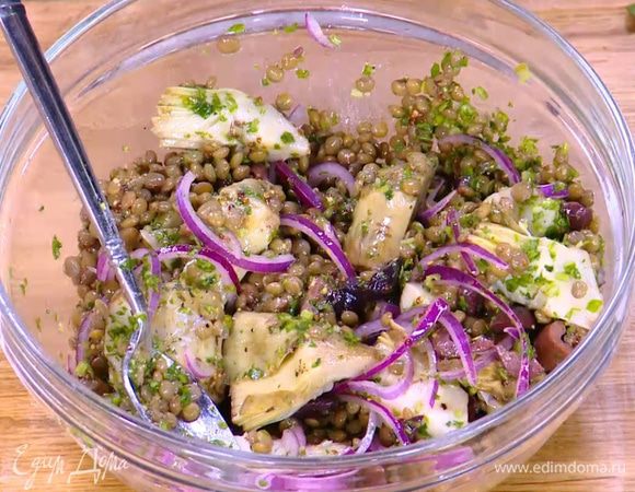 Фету нарезать небольшими кусочками и выложить на чечевицу.