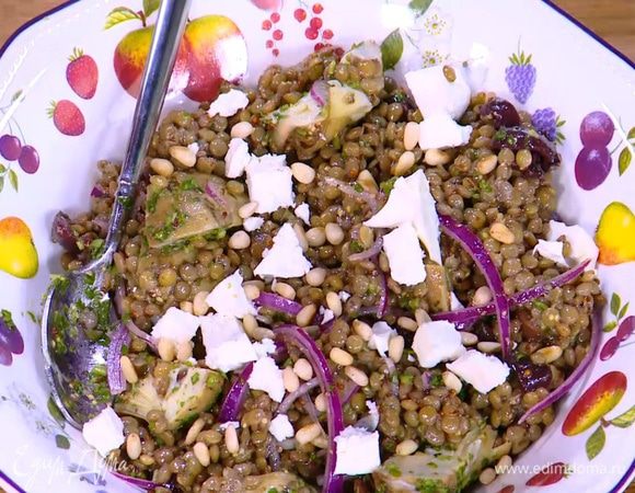 Посыпать салат обжаренными орехами.