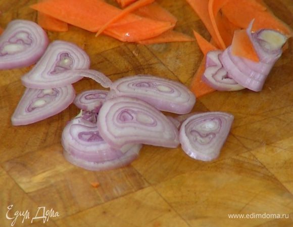 Шалот и чеснок почистить.