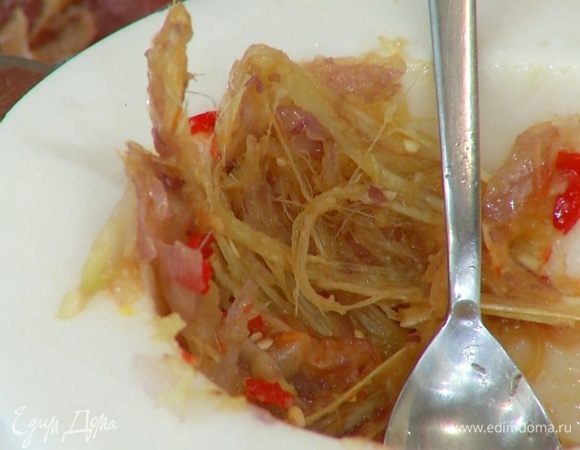 Приготовить маринад: лемонграсс растереть в ступке, добавить 1 зубчик чеснока и растолочь его, затем добавить 1 луковицу шалота и еще раз все измельчить. Добавить сахар, половинку перца чили вместе с семенами, влить 1/2 ч. ложки рыбного соуса и все растереть.