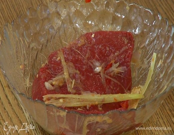 Стейк посолить со всех сторон, натереть маринадом и оставить мариноваться при комнатной температуре на 20–30 минут.