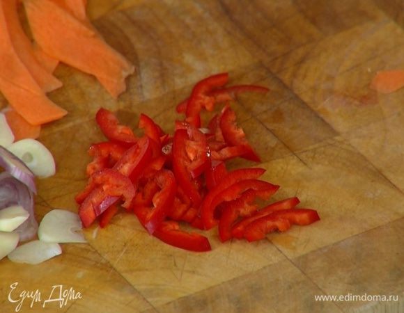 Половинку перца чили, удалив семена, тонко порезать.