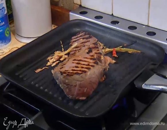 Замаринованное мясо сбрызнуть оливковым маслом Extra Virgin и обжаривать на разогретой сковороде-гриль по нескольку минут с каждой стороны (в зависимости от толщины стейка).
