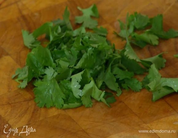 Кинзу и листья мяты крупно порезать.