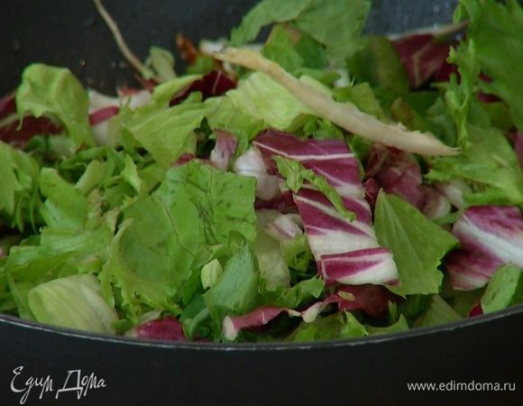 В вок к теплой моркови добавить пророщенные бобы, нарезанные огурцы, кинзу и мяту, листья салата, полить все соком лайма, перемешать и переложить на блюдо.