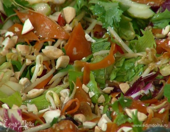 Кешью порубить ножом и посыпать овощи.