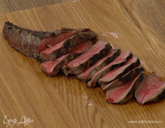 Готовое мясо выложить на деревянную доску и дать ему отдохнуть, затем нарезать.