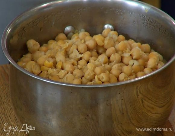 Нут замочить на ночь, затем отварить согласно инструкции на упаковке без добавления соли.