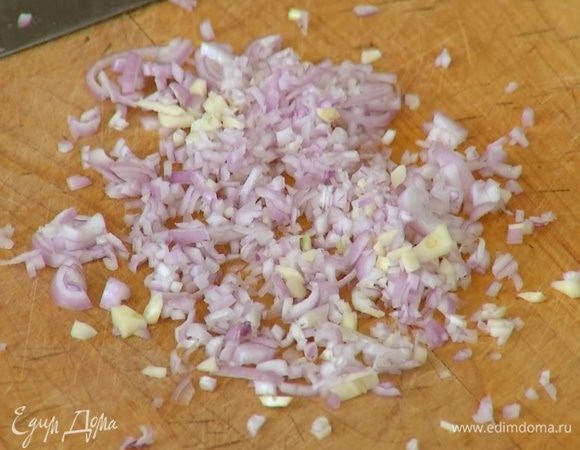 Шалот и чеснок почистить и мелко порубить.