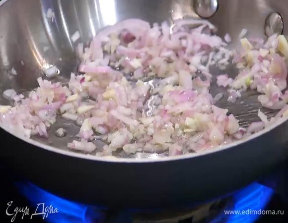 Разогреть в сковороде оливковое масло и обжарить лук и чеснок до легкого золотистого цвета.