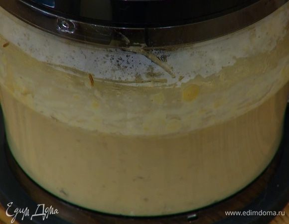 Отваренный нут поместить в чашу блендера, влить оливковое масло Extra Virgin, сок лайма, добавить куркуму, тмин, пасту тахини, посолить, влить 3–4 ст. ложки кипяченой воды и взбить в пюре.