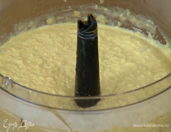 Добавить в блендер обжаренный лук и чеснок, еще немного посолить и взбить все в гладкую, однородную массу.