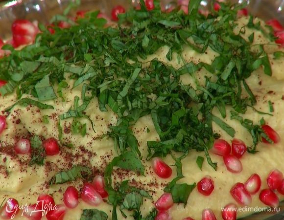 Готовое пюре выложить в блюдо, посыпать зернами граната, измельченным базиликом и сумахом.