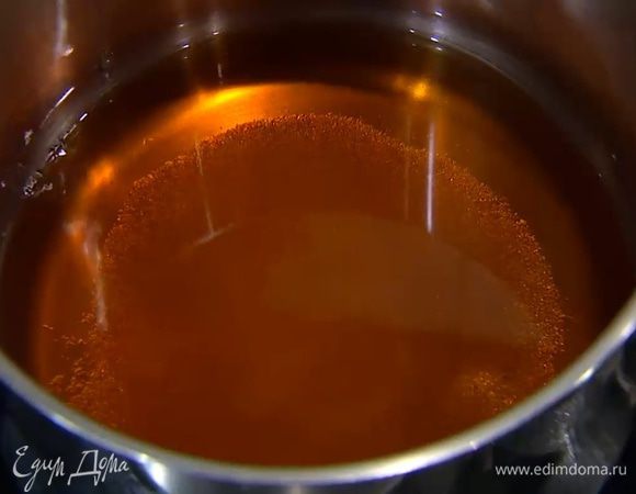 Сахар всыпать в кастрюлю, добавить глюкозу, влить 270 мл теплой воды и на медленном огне сварить сироп.