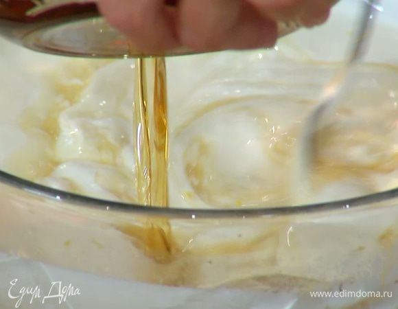 В сметану, непрерывно вымешивая, влить порциями большую часть остывшего сиропа, если понадобится — добавить еще немного сиропа.