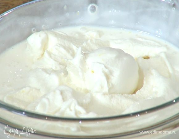 Перелить сметано-сахарную массу в стеклянную емкость, закрыть крышкой и отправить в морозилку. Периодически перемешивать, чтобы мороженое замерзло равномерно.