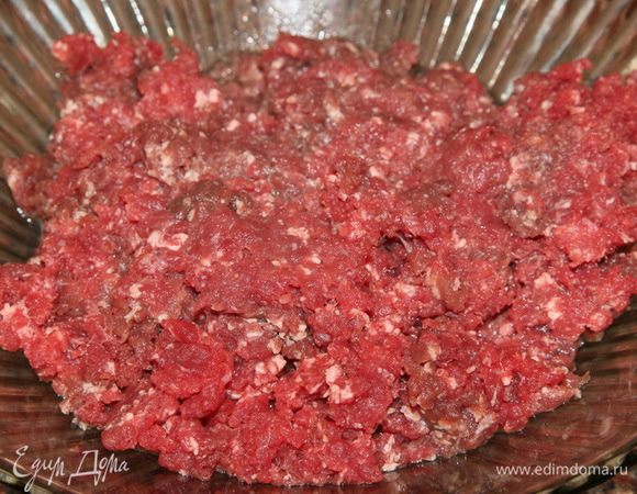 С куска мяса удаляем прожилки и перекручиваем на фарш. К фаршу добавляем половину подготовленного рассола, перемешиваем и оставляем мариноваться.