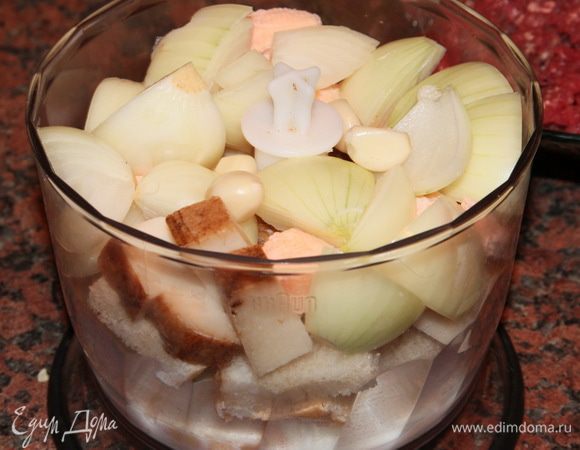 Чистим лук, чеснок, хлеб (батон) нарезаем кусочками. В чашу блендера отправляем батон, нарезанный крупно лук, чеснок, добавляем творог, нарезанное сало и молоко.