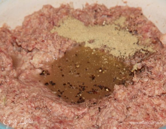 Все хорошенько вымешиваем и добавляем вторую половину подготовленного рассола и ваши специи. У меня только молотый перец и уцхо-сунели.