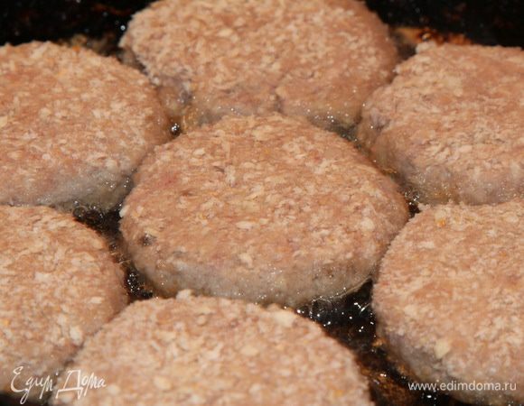 Далее все как обычно: вымешиваем фарш, формируем котлеты нужного "калибра" :-), панируем в сухарях и обжариваем до готовности с двух сторон.