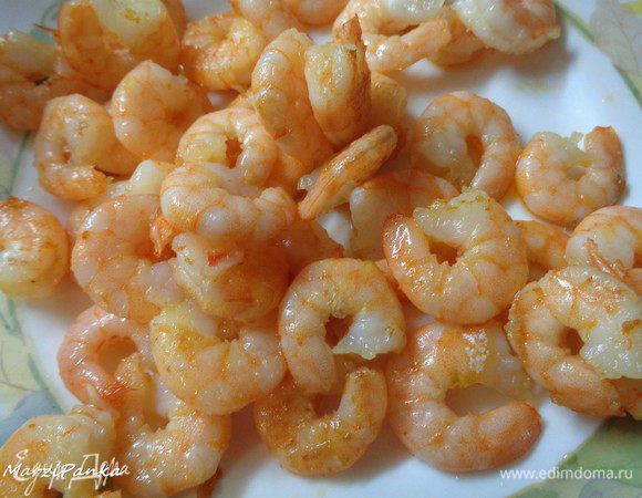 Разогреть сковороду-wok, смазать оливковым маслом и выложить почищенные креветки. Встряхиваем сковороду, чтобы креветки слегка начали менять цвет на румяный розовый, делаем это пару минут и вынимаем их из сковороды.