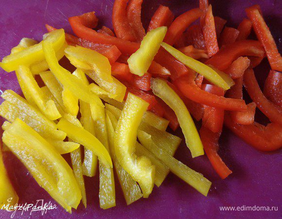 Перец порезать широкой соломкой и добавить к луку и чесноку.

