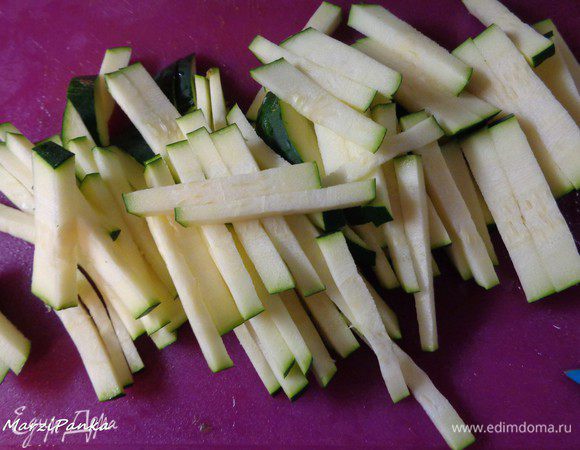 Цукини тоже нарезать соломкой и добавить в скороводу-wok.