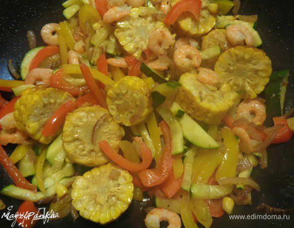 Добавить порезанную кукурузу. Я предварительно немного обжарила початок, а потом порезала его на шайбочки. Можно использовать и замороженную кукурузу.

Размешиваем двумя ложками деревянными, встряхивающими движениями (или подбрасывая овощи в сковороде-wok) 2 минуты, затем добавляем креветки и выливаем готовый соус. Перемешиваем пару раз и выкладываем в тарелки с гарниром, или без. 