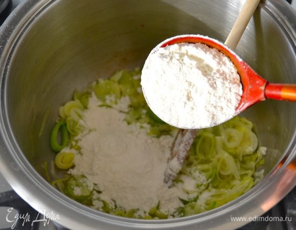 Лук порей вымойте и нарежьте тонкими полукольцами. Цветную капусту разберите на небольшие соцветия. Несколько маленьких соцветий нужно сохранить, чтобы использовать в дальнейшем при подаче супа. В кастрюле разогрейте сливочное масло и пассируйте в нем лук-порей в течение 3-х минут. Добавьте муку.