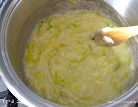 Готовьте, помешивая, на небольшом огне минуты 3. Таким образом получается вариант смеси "ру" (roux), которая используется в качестве загустителя во многих супах и соусах.