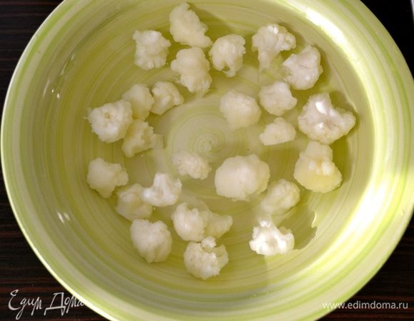 Пока варится капуста, подготовьте отложенные для украшения соцветия. Отварите 2-3 минуты в кипящей воде и переложите в миску с ледяной водой. После их следует высушить на бумажной салфетке.