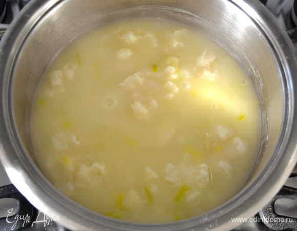 Когда капуста станет очень мягкой, измельчите все с помощью погружного блендера (или в чаше стационарного миксера), так чтобы получилась абсолютно однородная консистенция. Посолите по вкусу.