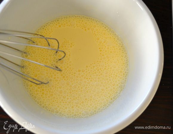 В отдельной емкости смешайте сливки и яичные желтки, немного взбейте их венчиком до однородности и введите в суп, продолжая взбивать его тем же венчиком.