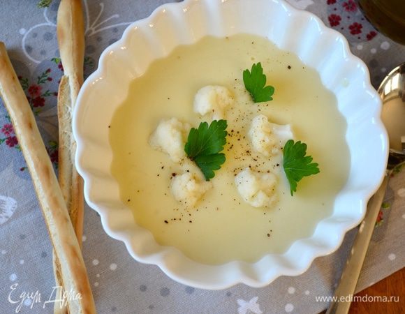 Подавать велюте, украсив маленькими отварными соцветиями цветной капусты и листиками петрушки. 
Bon appétit!  