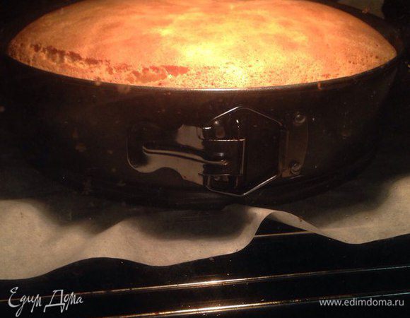 Затем берем форму для выпекания (у меня круглая со снимающимся дном), на дно кладем бумагу для выпечки (я ничем не смазывала). Если вы боитесь, что тесто пристанет, смажьте маслом сливочным дно и присыпьте мукой. 
Затем ставим в духовку до 180°С минут на 25-30. Готовность проверяем зубочисткой.