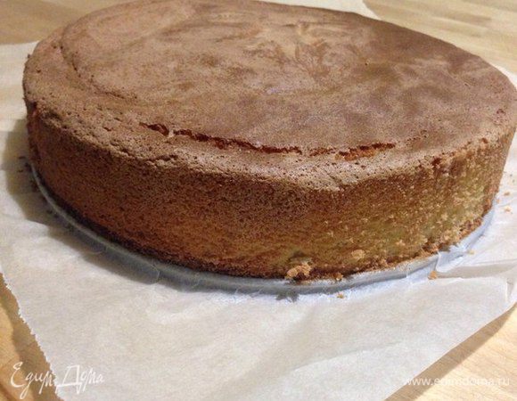 Достаем бисквит из духовки и даем остудиться до комнатной температуры, извлекаем из формы. Я сначала тоненьким ножом прохожусь по стенкам, а уже потом снимаю форму и убираю бумагу. 
И ставлю бисквит на решетку остыть полностью.
