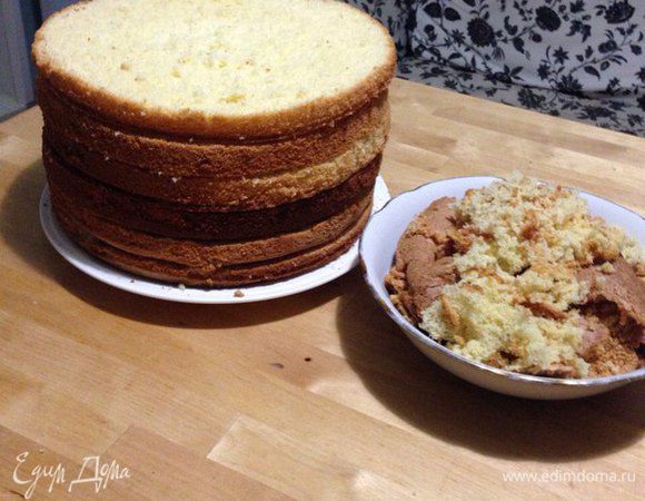 Затем разрезаю бисквит длинным ножом для хлеба (пилка) на необходимое количество пластов. Если необходимо, то срезаем верхушку немного.
У меня было три бисквита и каждый я разрезала на две части, и получилось у меня два торта с тремя пластами.


 