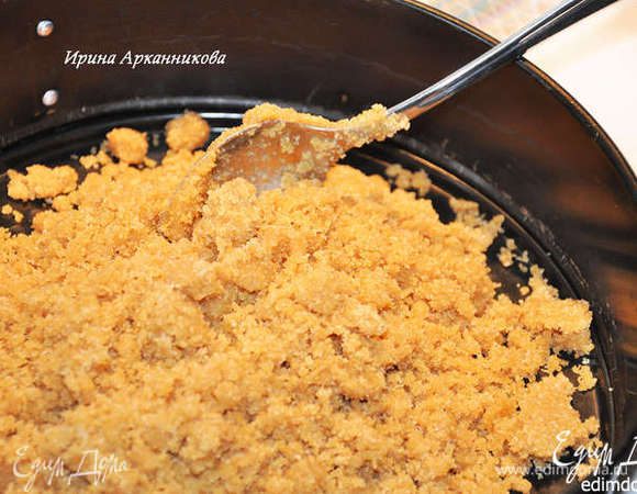 Растолочь печенье в крошку с помощью скалки или блендера. Перемешать с растопленным маслом и выложить в форму, устланную пергаментом. Плотно утрамбовать. Поставить в разогретую до 180°C духовку на 10 минут.