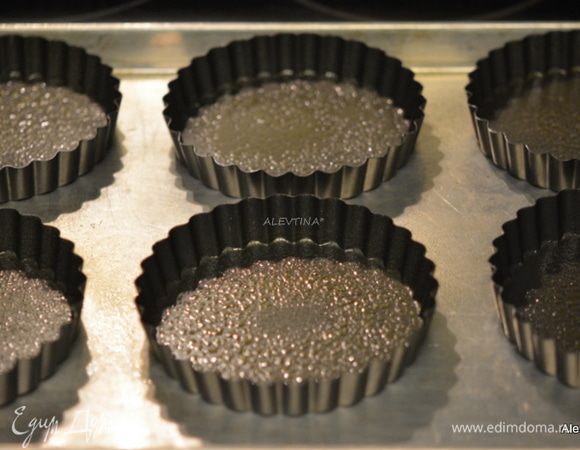 Разогреть духовку до 225°С. Сковороду или формы смазать маслом. Поставить в духовку на время пока вы смешиваете ингредиенты.