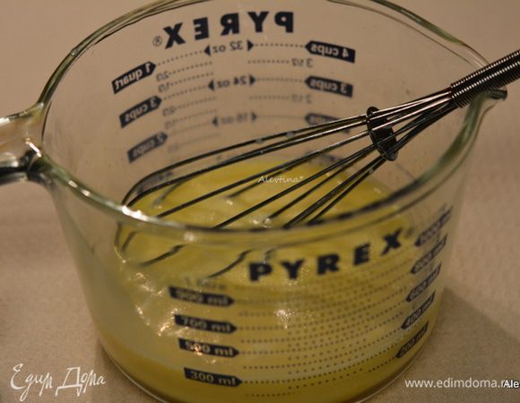 Взбить яйца, молоко, ванильный экстракт, соль вручную.