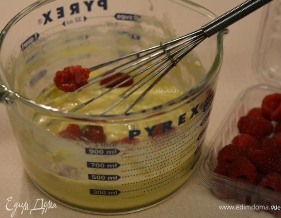 Добавить муку, перемешать без усердия, затем ягоды по желанию.