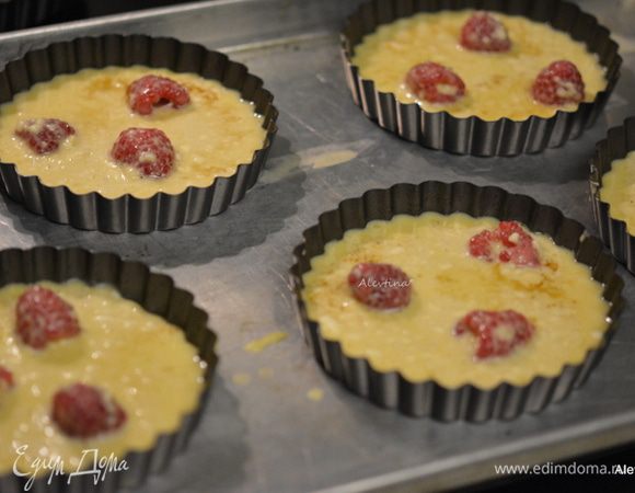 Достать разогретую сковороду из духовки. Разлить тесто на сковороду или по формочкам.